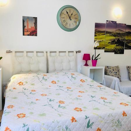 La Dolce Vita Studio With Free Private Parking Siena Bagian luar foto