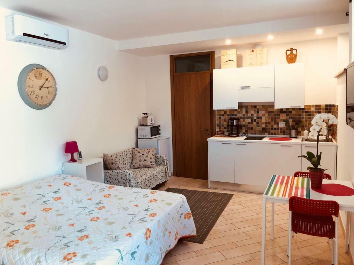 La Dolce Vita Studio With Free Private Parking Siena Bagian luar foto
