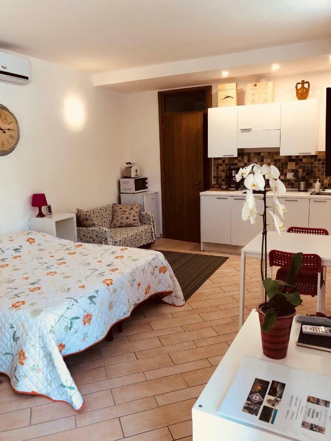 La Dolce Vita Studio With Free Private Parking Siena Bagian luar foto