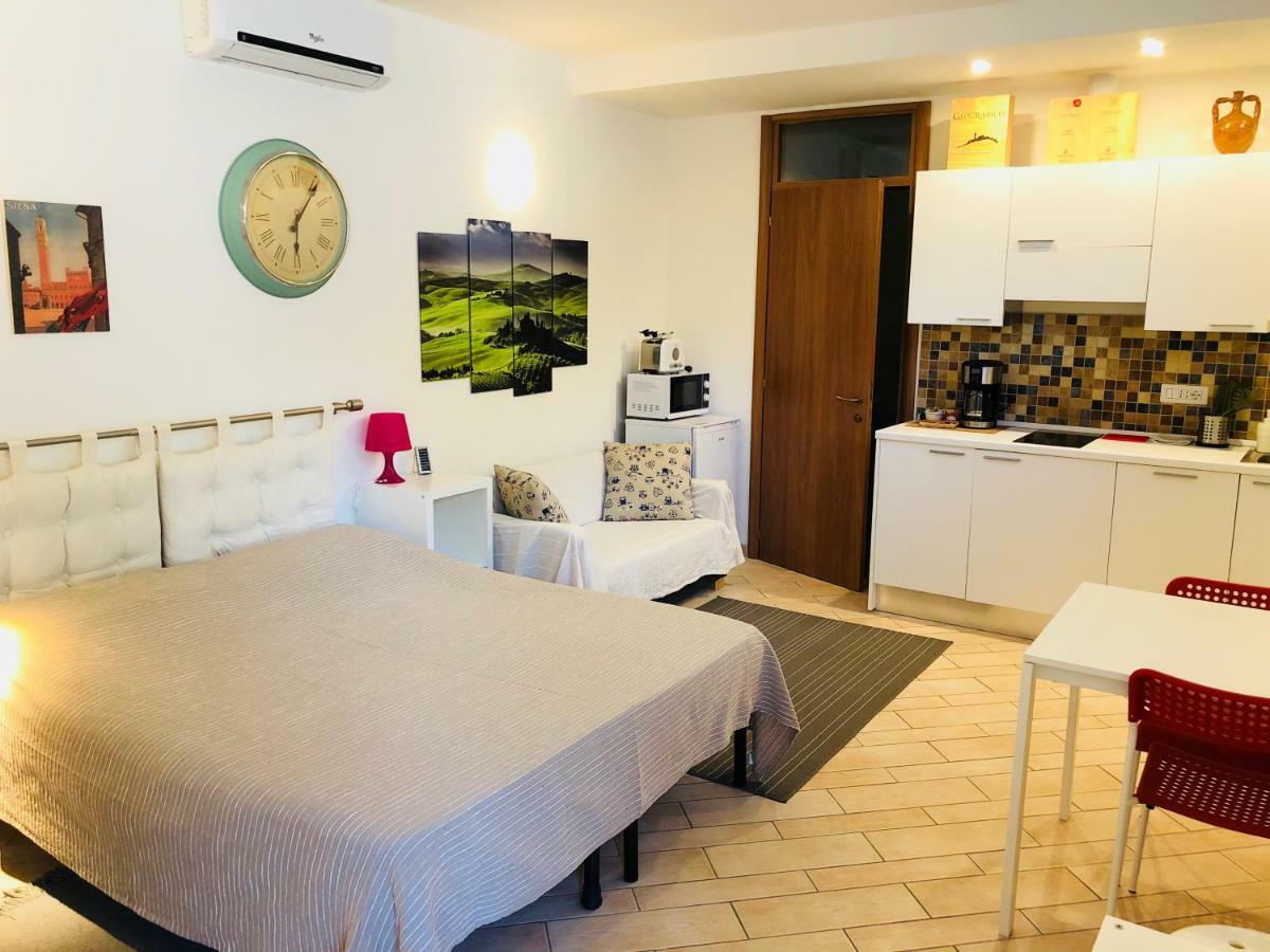 La Dolce Vita Studio With Free Private Parking Siena Bagian luar foto