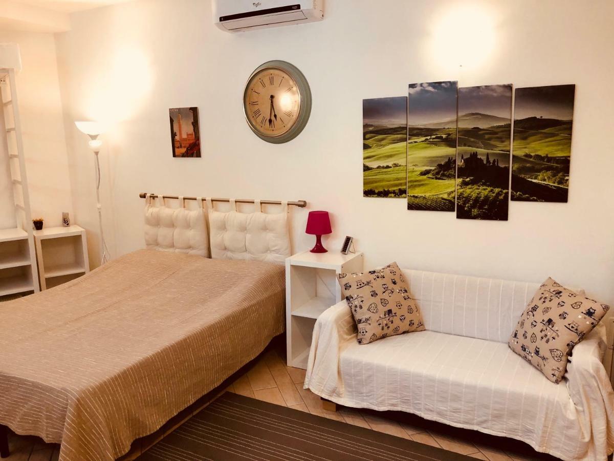 La Dolce Vita Studio With Free Private Parking Siena Bagian luar foto