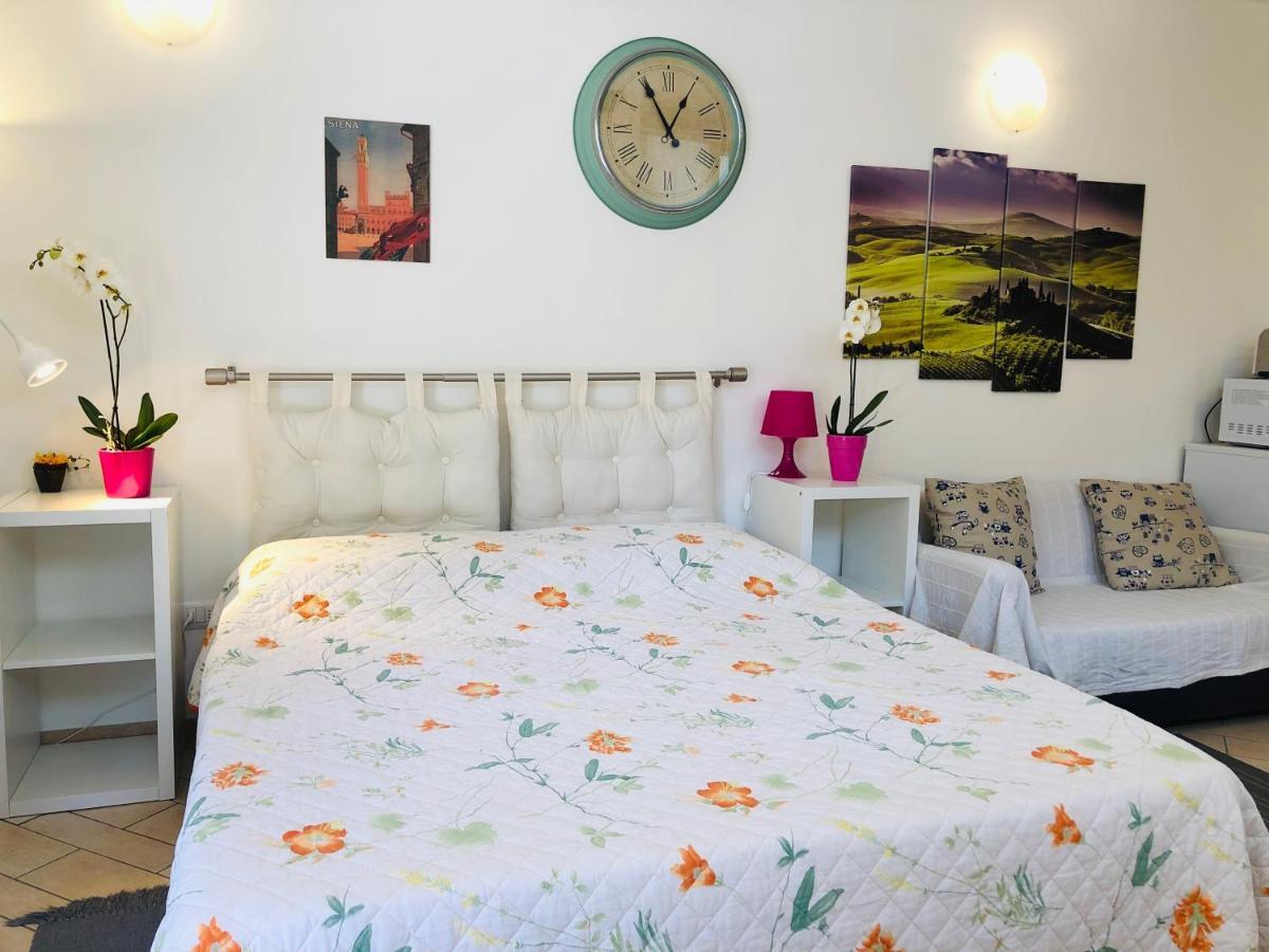 La Dolce Vita Studio With Free Private Parking Siena Bagian luar foto